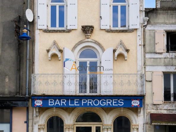 Facade Historique Immeuble avec fort potentiel à Thénezay au centre-ville, idéal pour activité commerciale et habitation