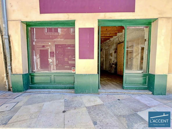 Murs commerciaux à Nîmes en plein centre avec double vitrine