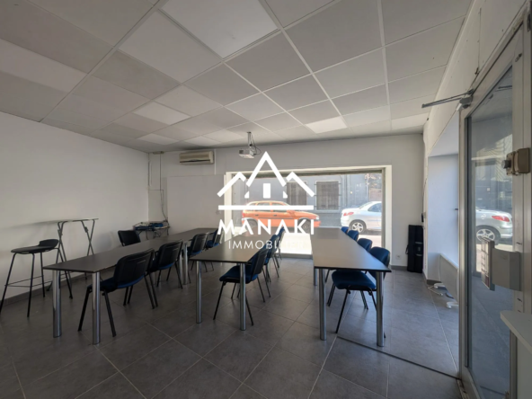 Local commercial en rez-de-chaussée avec deux grandes vitrines Ensemble immobilier avec local commercial et appartement à Saint Laurent de la Salanque