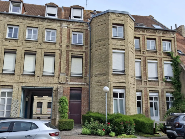 Appartement traversant de 78 m² avec cave et parking au centre de Saint-Omer