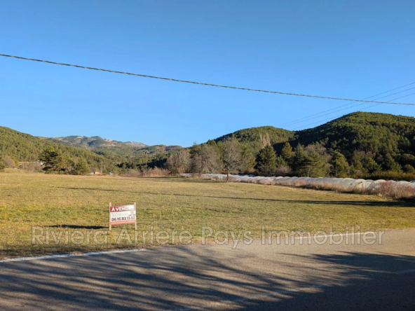 Terrain constructible à vendre à La Penne avec vue montagne et accessibilité privilégiée