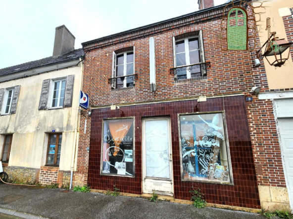Immeuble en vente au cœur de Droué with commerce et appartement en rénovation