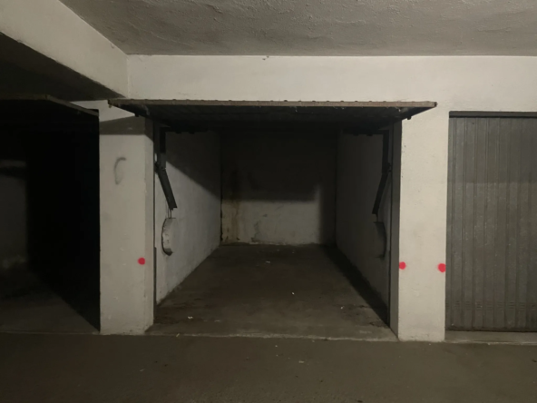 Garage sécurisé de 14 m² à vendre à Aix-en-Provence avec portail sécurisé