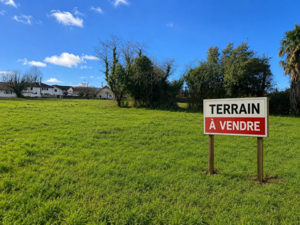 Terrain constructible de 705 m² à Lescar, proximité commodités