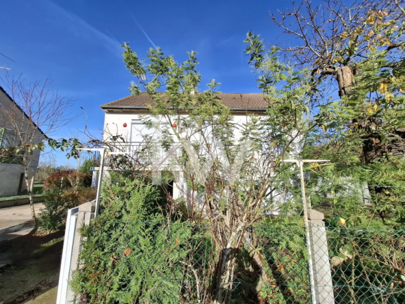 Maison individuelle à rénover de 70 m² avec grand terrain à Droué