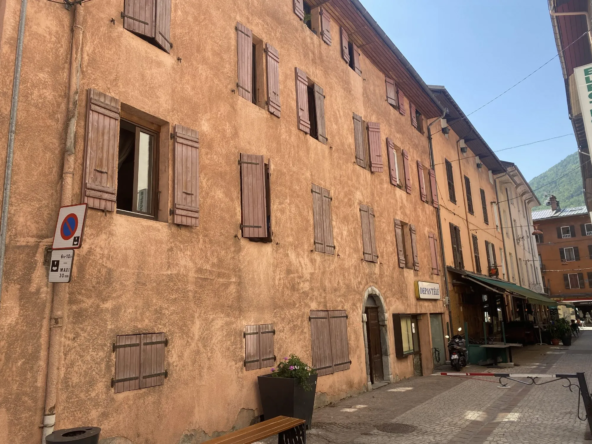 Appartement 3 pièces à Moûtiers avec balcon, cave et garage en centre-ville
