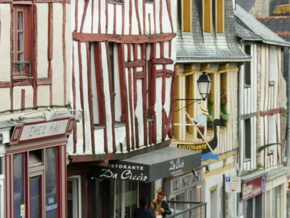 Local commercial à vendre dans le centre historique de Vannes, 38 m², idéal restauration