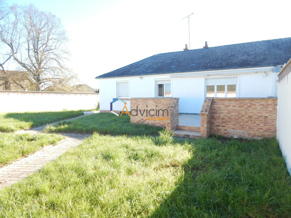 Maison rénovée avec jardin et garage à Villemandeur - Secteur calme