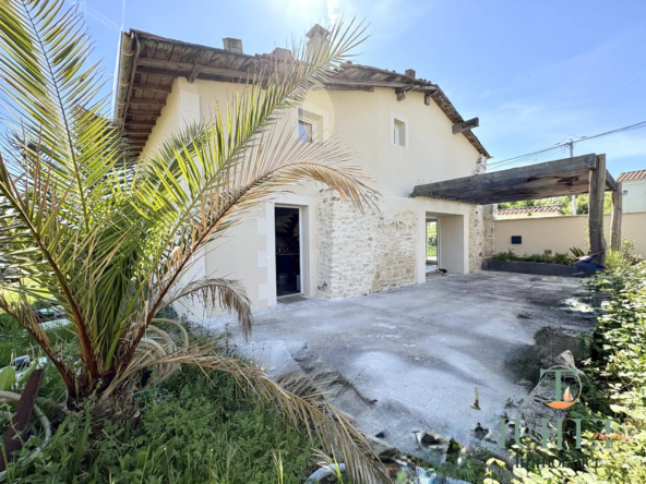 Charmante maison charentaise à 10 minutes de Saintes avec jardin et rénovations partielle
