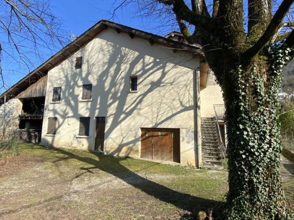 Aujourd'hui Maison ancienne à rénover avec grand terrain en vente à Saint-Jean-en-Royans
