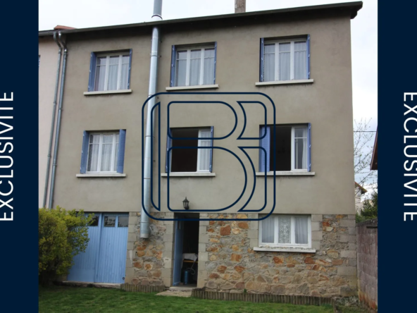 Immeuble à Ambert avec deux appartements T4, garages et potentiel d'investissement