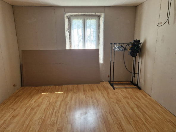 Appartement F1 à Rochesson de 31 m² à rénover avec jardin et cave
