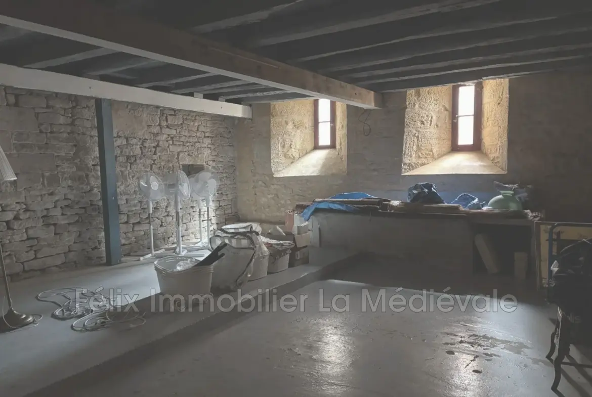 Murs pour atelier d'artiste à Sarlat avec charme historique 