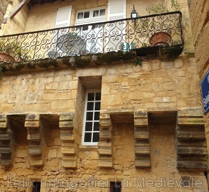Murs pour atelier d'artiste à Sarlat avec charme historique 