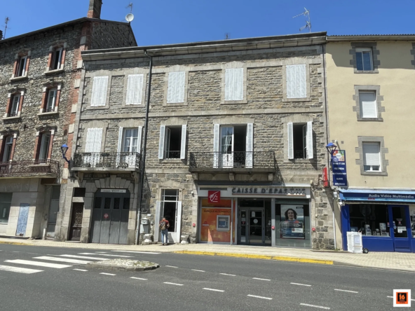Immeuble mixte en pierre avec commercial et studios à La Monnerie-le-Montel