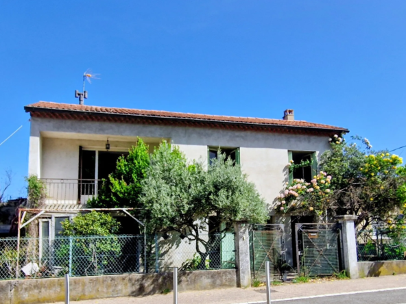 Maison à rénover à Bollène avec garage, terrasse et potentiel d'aménagement