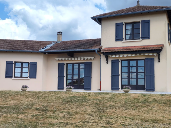Belle villa traditionnelle avec grand terrain à Haute Rivoire près de Sainte-Foy-l’Argentière