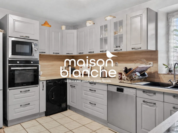 Maison ancienne à vendre à Thouars avec jardin et terrasse, potentiel de rénovation