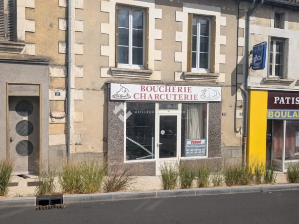 Ensemble immobilier à Latillé (86) avec local commercial, appartement et potentiel d'agrandissement