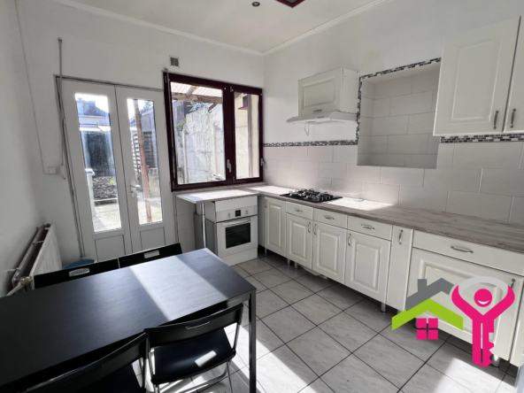 À vendre maison de ville à Denain avec jardin et terrasse, 3 chambres