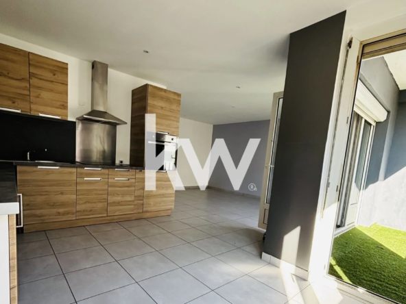 Appartement de 80 m² avec terrasse à Saint-Étienne, proche transports et commodités
