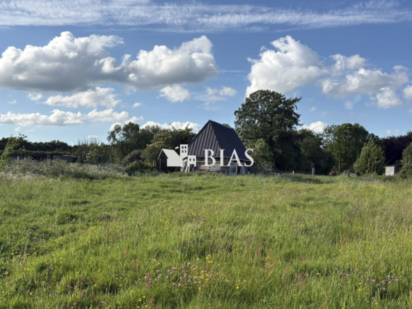 Terrain à bâtir de 1850 m² à Hauville avec bâtiment en annexe et certificat d'urbanisme positif