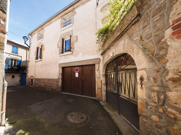 Maison de caractère à vendre à Coudes avec fort potentiel de rénovation