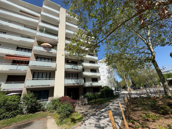 Garage sécurisé à vendre de 14 m² à Grenoble avec électricité