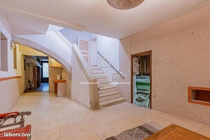 Superbe maison T9 de 238m² avec garages et vue panoramique à Corneilhan 