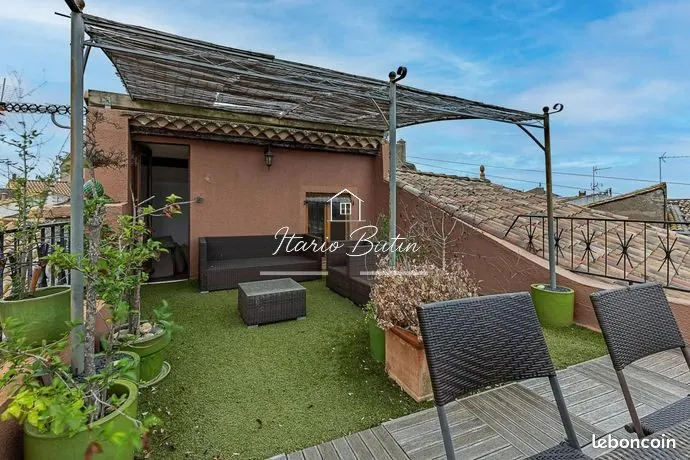 Superbe maison T9 de 238m² avec garages et vue panoramique à Corneilhan 