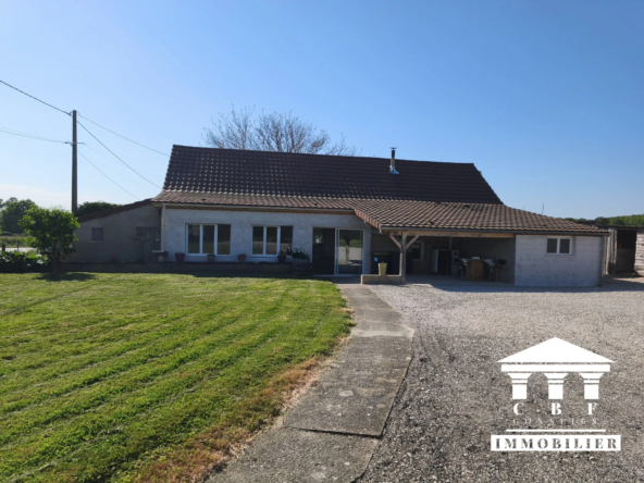 Maison de plain-pied avec dépendances et grand terrain à L'Abergement Sainte Colombe
