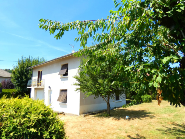 Belle maison à Aurillac avec grand terrain, 4 chambres, proche commodités