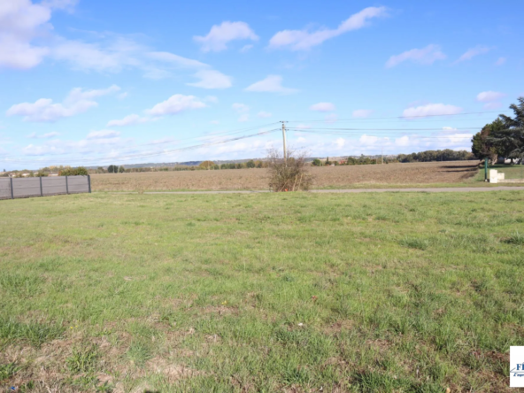 Terrain constructible viabilisé de 500 m² à Grenade - Opportunité à saisir