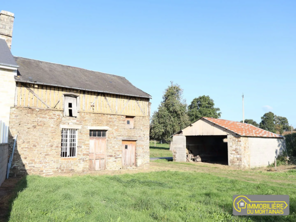 Maison de campagne à rénover avec dépendance à Barenton - Terrain de 700 m²