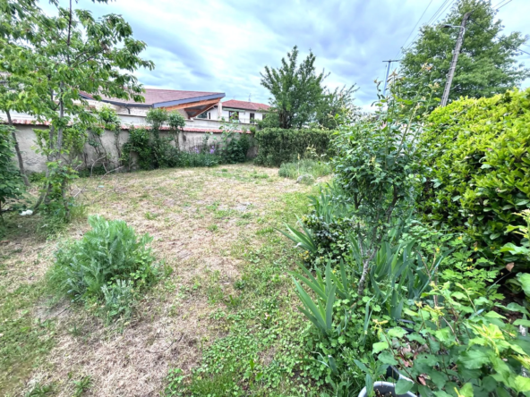 Terrain constructible de 453 m² à Mably proche commerces