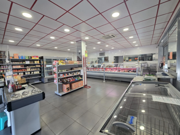 Local commercial rénové de 89 m² à Avignon avec terrasse et parking