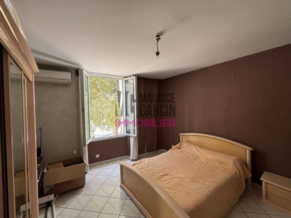 Immeuble à vendre avec salon de coiffure et appartements à Orange