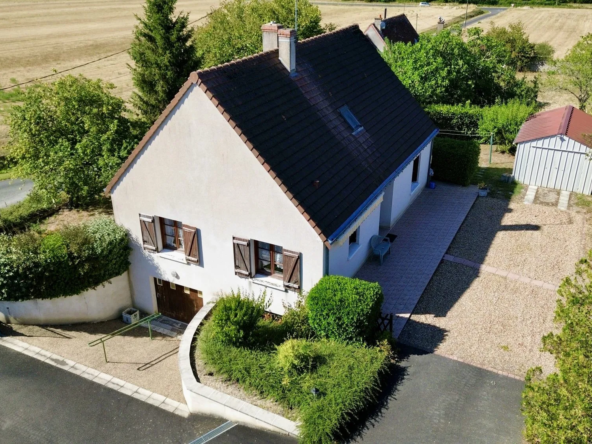 Maison à vendre à Saint-Jean Saint-Germain avec grand terrain et potentiel d'agrandissement