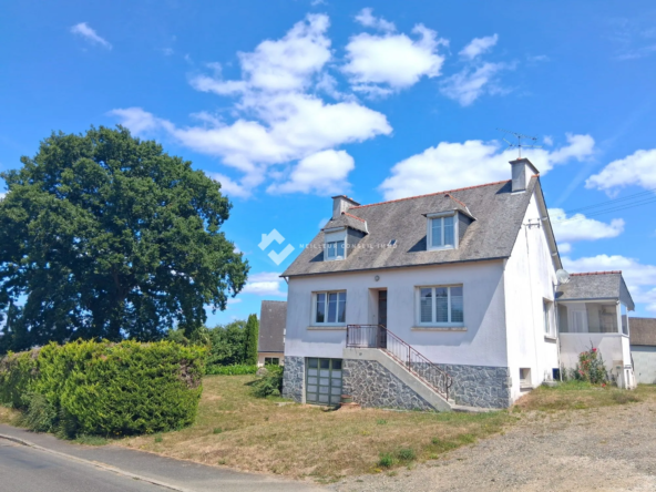 Maison des années 60 avec grand potentiel, jardin et garage à Plaintel