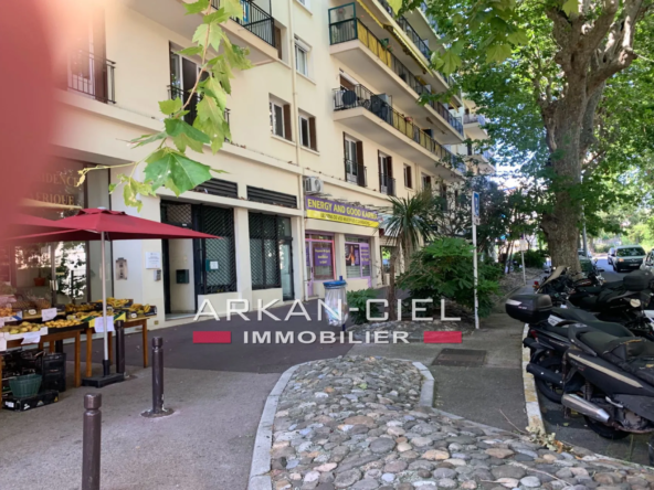 Mur commercial en centre-ville d'Antibes – 75 m² avec vitrine de 6m