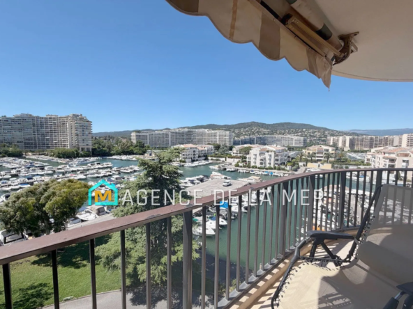 Studio à Mandelieu-la-Napoule avec vue sur le port et piscine