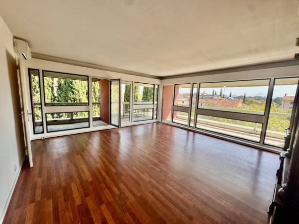 Bel appartement T5 rénové avec garage, cave et parc privé à Orange
