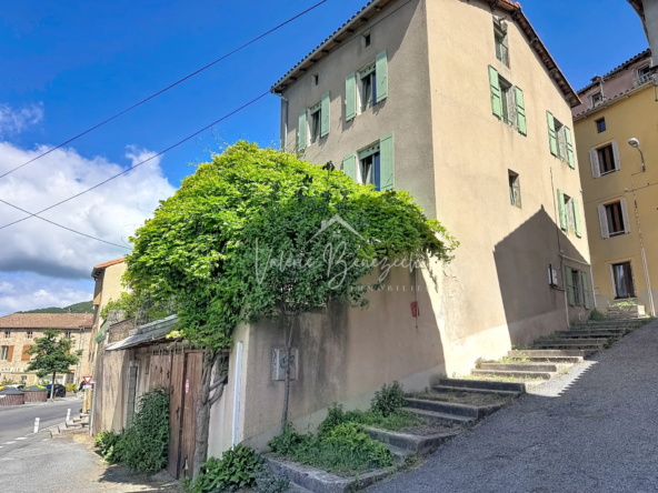 Grande maison de ville rénovée de 168 m² avec terrasses et double garage à Saint-Affrique