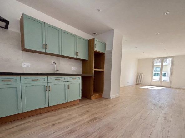 Appartement rénové de 62 m² avec garage et cave au centre de Romans-sur-Isère