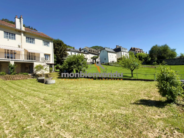 Maison avec 3 chambres et grand garage à Vic-sur-Cère