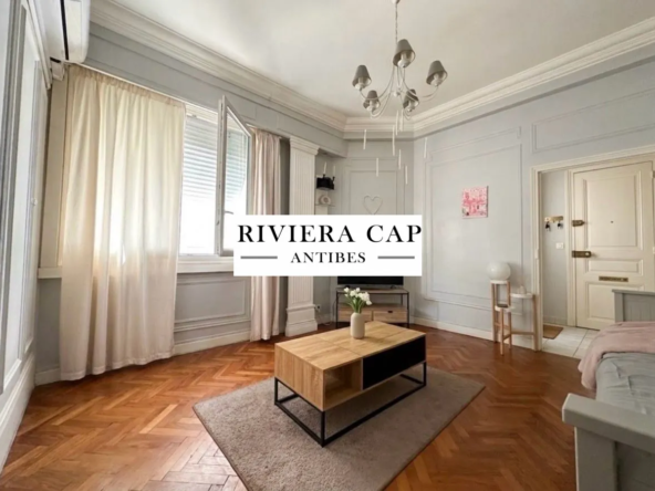 Séjour A vendre appartement 2 pièces lumineux avec ascenseur à Nice Cessole