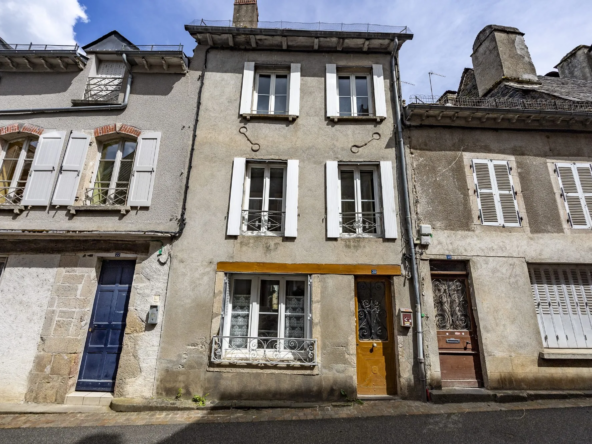 Maison à vendre à Pleaux, centre-bourg rénovable avec cave et garages