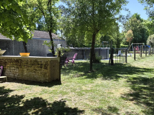 Maison ancienne rénovée avec 4 chambres, dépendance et piscine à Aulnay