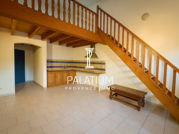 Charmant duplex rénovable avec cour à Maussane-les-Alpilles