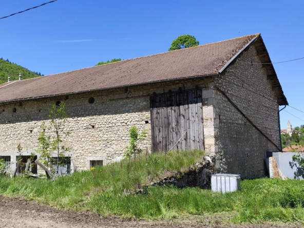 Grande grange en pierre de 484 m² à vendre en Vercors, idéal pour activités agricoles